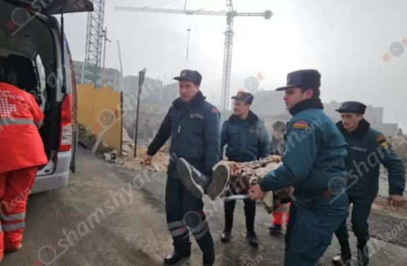 Երևանում բետոնե ծածկերով բարձված «KamAZ»-ը կոտրել է ալյումինե թիթեղներն ու մոտ 10 մետր բարձրությունից կողաշրջված հայտնվել շինհրապարակում